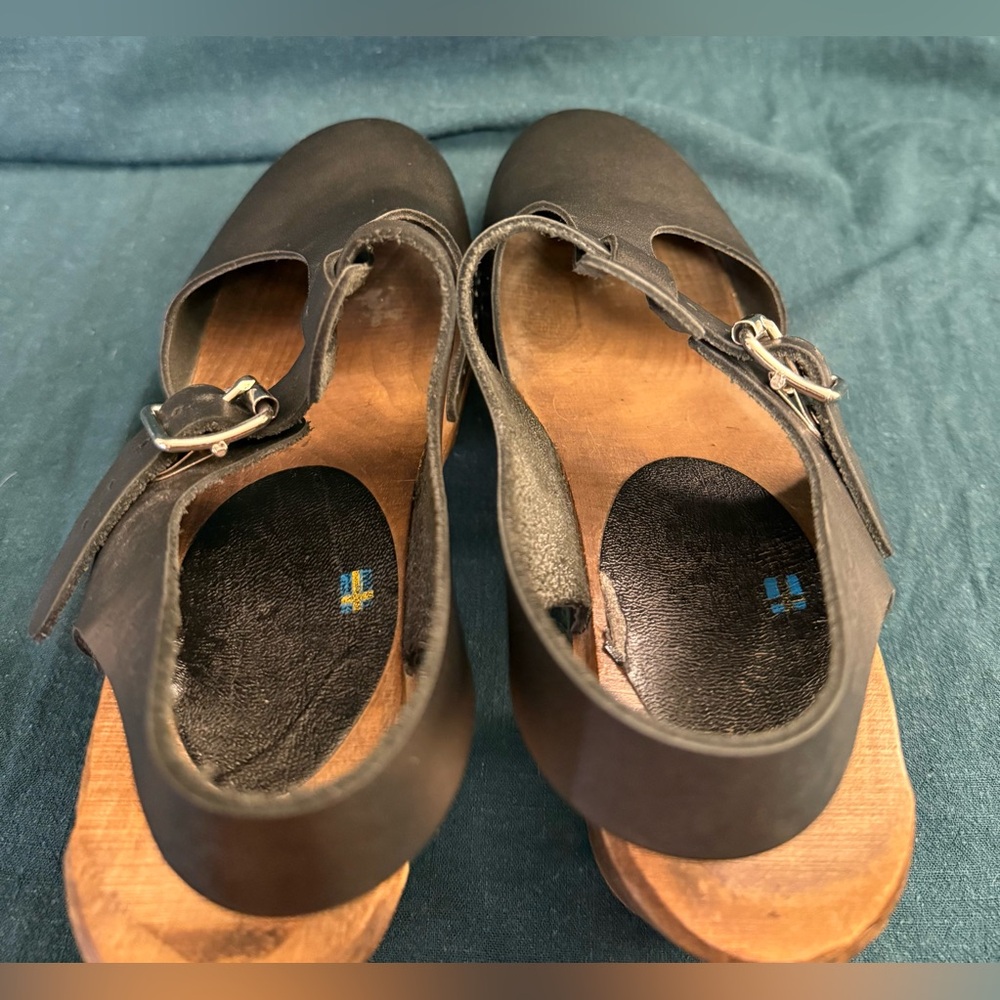 Women’s Black Leather T-Strap Clog Sandals - Picture 4 of 8